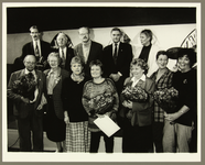 4291 Winnaars Vrijwilligersprijzen op de foto met wethouder F.C. Blees., 1996-11-28
