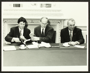 4302 Ondertekening WAO-convenant met burgemeester Van Lidth de Jeude en wethouder v.d. Meulen, 1994-02-01
