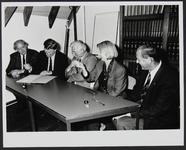 434 Ondertekening convenant bibliografie van Overijssel. Geheel links: wethouder Brekelmans., 1993-09-16