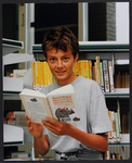 441 Bibliotheek Colmschate. Jongen leest kinderboek., 1994-08-01