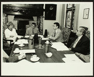 4432 Persconferentie over woningbeleid in Deventer met v.l.n.r. wethouders Bos, Bugter en Doornbos., 1995-06-01