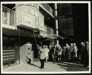 4433 Opening aanleunwoningen bij bejaardencentrum Humanitas door wethouder Ter Velde., 1995-03-10