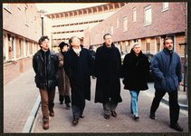 4456 Bezoek staatssecretaris Kohnstamm aan Deventer. Rechts van hem wethouder Dorenbosch., 1997-12-17