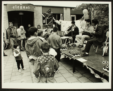 4567 Landsherenkwartier - Druk bezocht pleinfeest in wijkcentrum De Elegast, 1995-06-11
