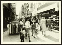 4669 Lange Bisschopstraat - winkelend publiek., 1981-06-01