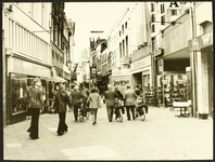 4671 Lange Bisschopstraat - winkelend publiek. Filialen: Bata schoenen, Hoogenbosch schoenen, Wimpy, Cinema., 1975-10-01
