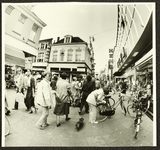 4717 Korte Bisschopstraat (hoek Lange Bisschopstraat / Smedenstraat). Winkelend publiek, rechts Hema., 1981-09-01