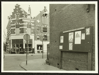 4775 Hoek Gibsonstraat / van Twickelostraat - muurkrantbord., 1982-03-09