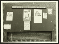 4776 Hoek Gibsonstraat / van Twickelostraat - muurkrantbord., 1982-03-09