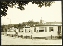5353 Voormalige Molenwijk, stacaravans voor tijdelijke bewoning i.v.m. renovatie . In de verte de watertoren., 1973-06-01