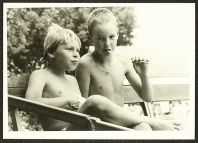 6042 Borgelerbad. Kinderen op een bankje., 1981-06-01