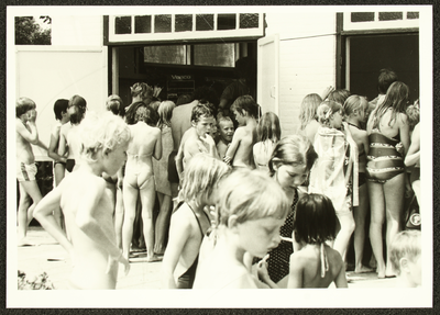 6044 Borgelerbad. Jongere jeugd buiten het bad., 1981-06-01