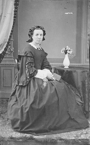 101 Portret in studio van vrouw., 1859-01-01