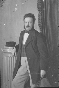 102 Portret in studio van man met snor: burgemeester Herman Visscher (1838-1915), echtgenoot van Petronella Visscher ...