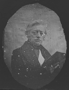 104 Portret in ovaal van man met boek., 1859-01-01