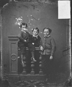 107 Portret in studio van drie jongens: kinderen van J.J. Meinsma en Barbara Meinsma-Visscher., 1859-01-01