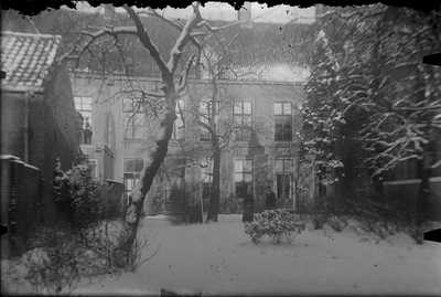110 Man en vrouw in achtertuin van de Halterstraat in Zutphen met sneeuw., 1875-01-01