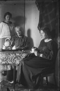 116 Willemina Meinsma-Overbosch, echtgenote van Dr. K.O. Meinsma, en haar dochters Elisabeth Margaretha en Margaretha ...