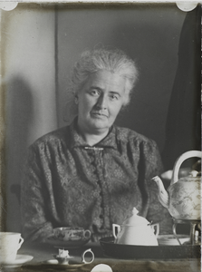 123 Willemina Meinsma-Overbosch, echtgenote van K.O. Meinsma, aan theetafel., 1900-01-01