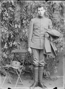 124 Albertus Willem (1907-1928), zoon van K.O. Meinsma, poseert in militair uniform., 1920-01-01