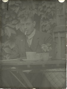 125 Albertus Willem (1907-1928), zoon van K.O. Meinsma, met sigaret aan de tuintafel., 1920-01-01