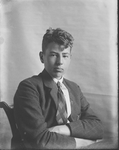 126 Albertus Willem (1907-1928), zoon van K.O. Meinsma, in schooluniform., 1920-01-01