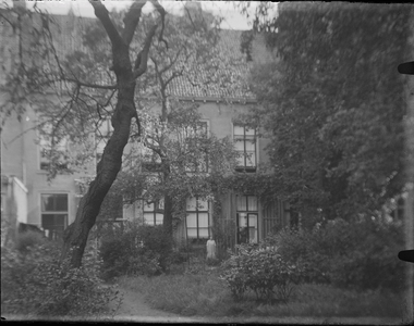 127 Vrouw en meisje in achtertuin van het huis aan de Halterstraat in Zutphen., 1900-01-01