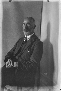 129 Portret van man met snor, bril en baardje: Dhr Pomes. Zie ook 1542_131., 1900-01-01