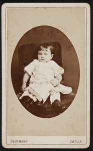 13 Carte de Visite van meisje met babypop. (naam achterop: O vd Vusse, wellicht Oegine vd Vusse geboren 19-08-1879)., ...