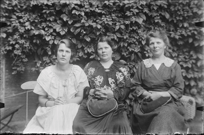 130 Drie jongedames: nichten van de familie Meinsma, volgens opschrift., 1900-01-01
