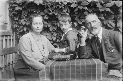 131 Man, vrouw en jongen: Dr. H. Pomes, Jannetje Pomes-Overbosch (zus van Willemina Meinsma-Overbosch 1876-1954) en ...
