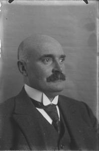 132 Portret van man met kaal hoofd en snor: Abraham Philippus Meinsma (1871-1938), broer van Koenraad Oege Meinsma, ...