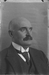 132 Portret van man met kaal hoofd en snor: Abraham Philippus Meinsma (1871-1938), broer van Koenraad Oege Meinsma, ...