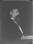 135 Portret van man met lange baard en snor, met boek: Dr. Koenraad Oege Meinsma, zoon van fotograaf J.J. Meinsma., ...