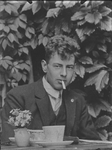 137 Portret van Albertus Willem Meinsma (1907-1928), zoon van Koenraad Oege Meinsma, met sigaret., 1918-01-01