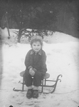 151 Portret van meisje in de sneeuw, zittend op een slee: Willemien Meinsma Leeuwarden 1943., 1943-01-01
