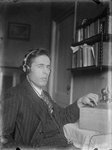 158 Portret van jongeman met koptelefoon op en radiotoestel: Johannes Jacobus Meinsma (1898-1980), zoon van Koenraad ...