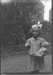 172 Portret van meisje met strik in het haar en haar beer: Willemien Meinsma in Leeuwarden, circa 1946., 1946-01-01