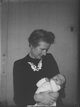 174 Vrouw met baby op de arm: Ymkje Meinsma - Kingsma (1909-2003) te Leeuwarden 1949., 1949-01-01