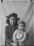 176 Portret van zusjes Willemien en Anna Meinsma circa 1950., 1950-01-01