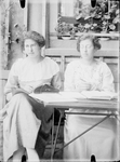 178 Portret van de dochters van Koenraad Oege Meinsma en Willemina Meinsma-Overbosch: Elisabeth Margaretha en ...