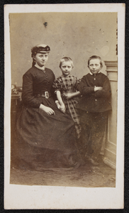 36 Carte de Visite van Grietje Overbosch-Keizer en haar kinderen Willem en Trui (Heerde)., 1859-01-01