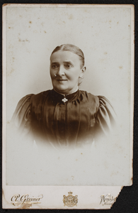 40 Cabinet Card van de Margaretha Barbara Visscher, echtgenote van fotograaf J.J. Meinsma., 1861-01-01