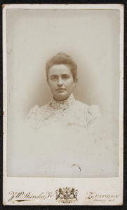 58 Carte de Visite van Willemina Meinsma-Overbosch, echtgenote van Dr. K.O. Meinsma., 1896-01-01