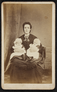 79 Carte de Visite van Elisabeth Overbosch - Visscher en haar kinderen Gerharda en Janny (3 maanden oud)., 1872-01-01