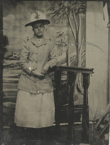 84 Portret in studio van jongedame met hoed., 1860-01-01