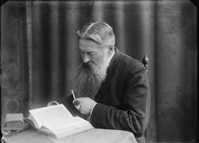 90 Man met lange baard met boek en pijpje. Koenraad Oege Meinsma, zoon van J.J. Meinsma., 1896-01-01