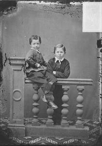 98 Portret in studio van twee zoons van J.J. Meinsma: Koenraad Oege (1865-1929) en zijn vroer Herman Albertus ...