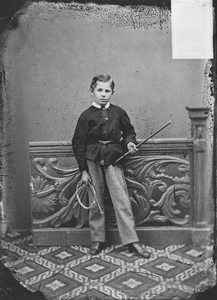 99 Portret in studio van zoon van J.J. Meinsma: Koenraad Oege Meinsma., 1859-01-01