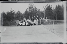100 Toeschouwers langs de tennisbaan, op stoelen en bankjes, 1910-01-01